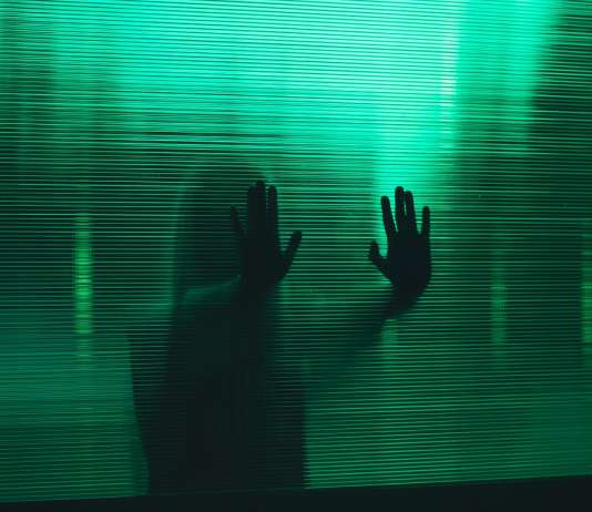 Captando energías Ajenas en Nuestro campo Sombra de niña captando energías a través de un cristal verde